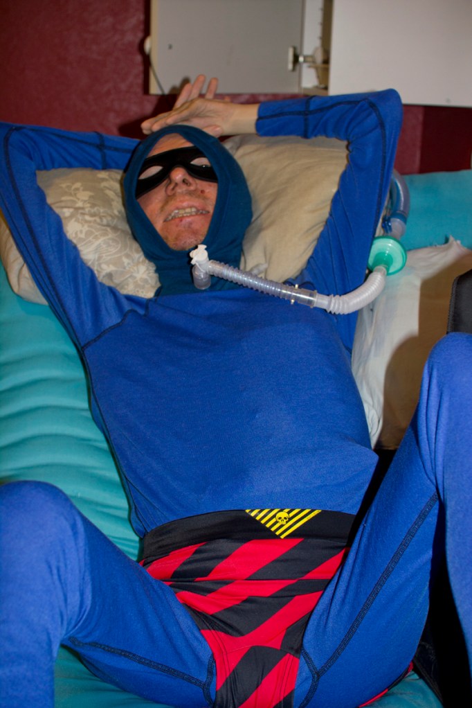 Bildet ble litt porno-Fantomet :) Jeg ønsket bare å få fram trusa. Den vistes så dårlig når jeg satt. Ellers burde jeg gjort bedre research. Fantomet poserer med armene i kryss, ikke hevet over hodet. Men den posituren framhever ikke mine muskuløse armer like godt!