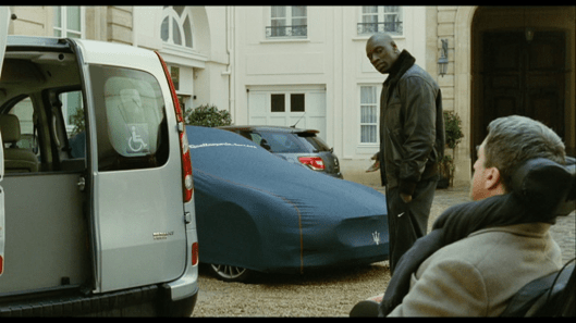 Transportmiddel: Philippe mener de må ta spesialbilen. Driss lurer på hvorfor velge spesialbil når du har en Maserati stående? «De Urørlige» Rettigheter: Quad Productions